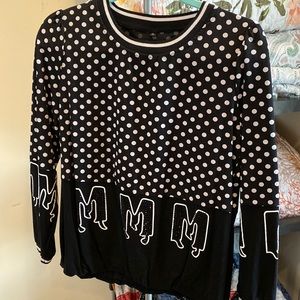 I’m trying to clean up my closet so I selling my favorite sweater. This’s size M